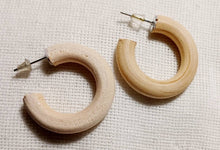 Load image into Gallery viewer, Small Natural Wood Sized Hoop Earrings unhandpainted 1.5 inch
