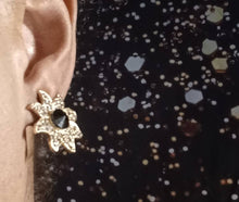 Load image into Gallery viewer, Vintage style Flower Stud Clip On Earrings silver
