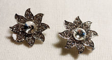 Load image into Gallery viewer, Vintage style Flower Stud Clip On Earrings silver

