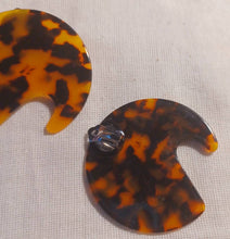 Load image into Gallery viewer, Handmade Minimalist Large Tortoise acrylic Disc Earrings Clip on
