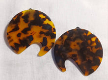 Load image into Gallery viewer, Handmade Minimalist Large Tortoise acrylic Disc Earrings Clip on
