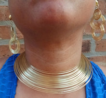 Load image into Gallery viewer, Abstract Wire Collar Necklace Set with matching clip on earrings New gold

