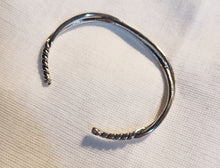 Load image into Gallery viewer, Mens Simple allow Bracelet
