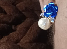 Load image into Gallery viewer, Faux Pearl and rose cluster Clip On Earrings

