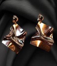 Load image into Gallery viewer, Abstract crinkle Metal Clip On Earrings gold
