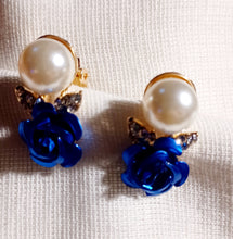 Load image into Gallery viewer, Faux Pearl and rose cluster Clip On Earrings
