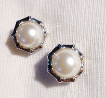 Load image into Gallery viewer, Faux Pearl button Stud Clip On Earrings
