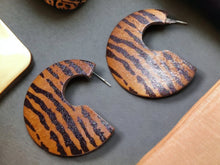 Load image into Gallery viewer, Minimalist 2 tone wooden hoop Earrings
