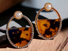 Load image into Gallery viewer, Minimalist Tortoise resin faux pearl and rhinestone Earrings (pierced ears)
