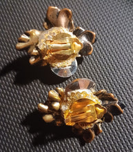 Load image into Gallery viewer, Vintage Brutalist flower clip on cluster earrings 1970s
