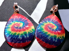 Load image into Gallery viewer, Large Hammered Metal Disc Tie Dye Print Clip On Earrings Gold
