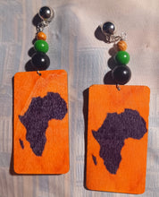 Load image into Gallery viewer, Handmade distressed wood &amp; Africa and bead Clip On Earrings
