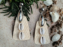Load image into Gallery viewer, Handmade Natural Boho Raffia and cowrie Clip On Earrings
