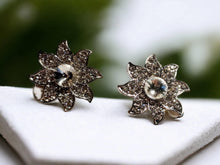 Load image into Gallery viewer, Vintage style Flower Stud Clip On Earrings silver
