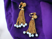 Load image into Gallery viewer, Vintage 1960s Pearl Chain Clip On Earrings, Dangle Style
