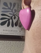 Load image into Gallery viewer, Chunky Wooden  Vintage Carved Heart Clip On Earrings pink
