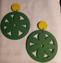 Load image into Gallery viewer, Handmade vintage 60s style daisy Wooden Earrings (pierced ears)
