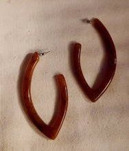 Load image into Gallery viewer, Vintage Mid Century Modern design acrylic hoop Earrings pierced ears
