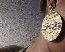 Load image into Gallery viewer, Abstract Modern Brutalist Hammered disc Clip On Dangle Earrings gold
