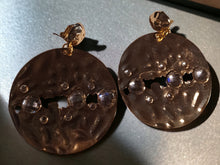Load image into Gallery viewer, Abstract Modern Brutalist Hammered disc Clip On Dangle Earrings gold
