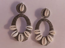 Load image into Gallery viewer, Natural Boho Raffia and cowrie Clip On Earrings black
