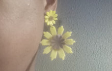 Load image into Gallery viewer, Vintage Acrylic Pop Art Flower Clip on Earrings
