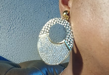 Load image into Gallery viewer, Hammered Metal and rhinestone Glam Clip On Earrings Gold
