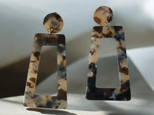 Load image into Gallery viewer, Vintage Style Minimalist Lucite Dangle Earrings

