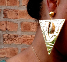 Load image into Gallery viewer, Hammered Metal abstract pyramid Clip On Earrings gold
