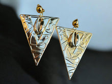 Load image into Gallery viewer, Hammered Metal abstract pyramid Clip On Earrings gold
