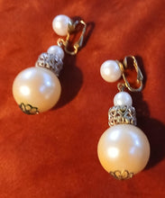 Load image into Gallery viewer, Vintage 1960s Pearl Dangle Clip On Earrings
