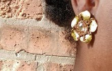 Load image into Gallery viewer, Vintage style Flower Stud Clip On Earrings gold
