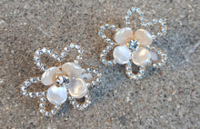 Load image into Gallery viewer, Rhinestone Flower Stud Clip On Earrings gold
