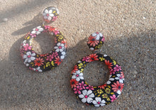 Load image into Gallery viewer, Pop art Vintage Style small faux leather Daisy Clip On Earrings
