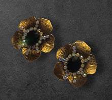 Load image into Gallery viewer, Vintage style Flower Stud Clip On Earrings gold
