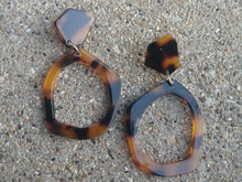 Load image into Gallery viewer, Small Tortoise Acrylic Dangle Clip On Earrings
