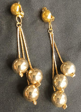 Load image into Gallery viewer, 1970s era Trifari Chain and ball style Clip On Earrings
