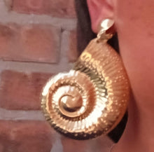 Load image into Gallery viewer, Large Hammered Metal Sea Shell Clip On Earrings Gold
