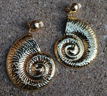 Load image into Gallery viewer, Large Hammered Metal Sea Shell Clip On Earrings Gold
