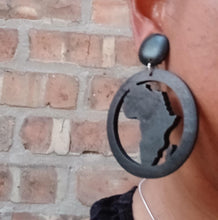 Load image into Gallery viewer, Handmade Wooden Africa Clip On Earrings black
