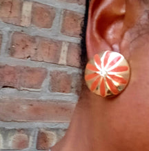 Load image into Gallery viewer, Pop art Vintage Style Acrylic Daisy Clip On Earrings

