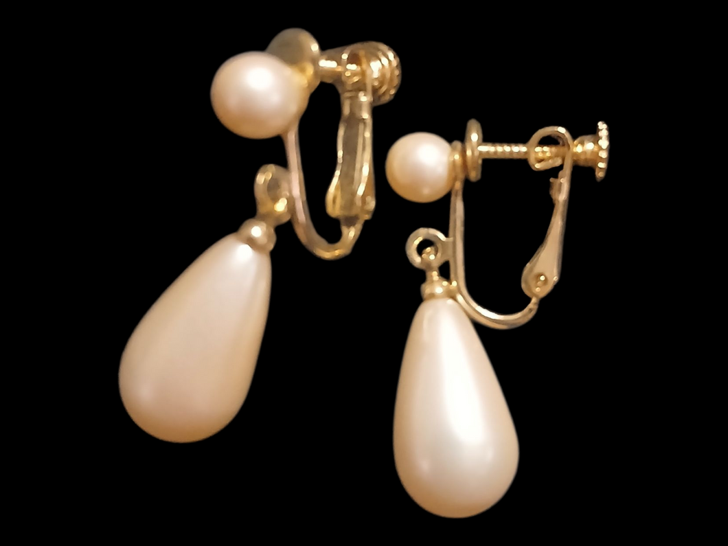 Small faux pearl vintage clip on earrings