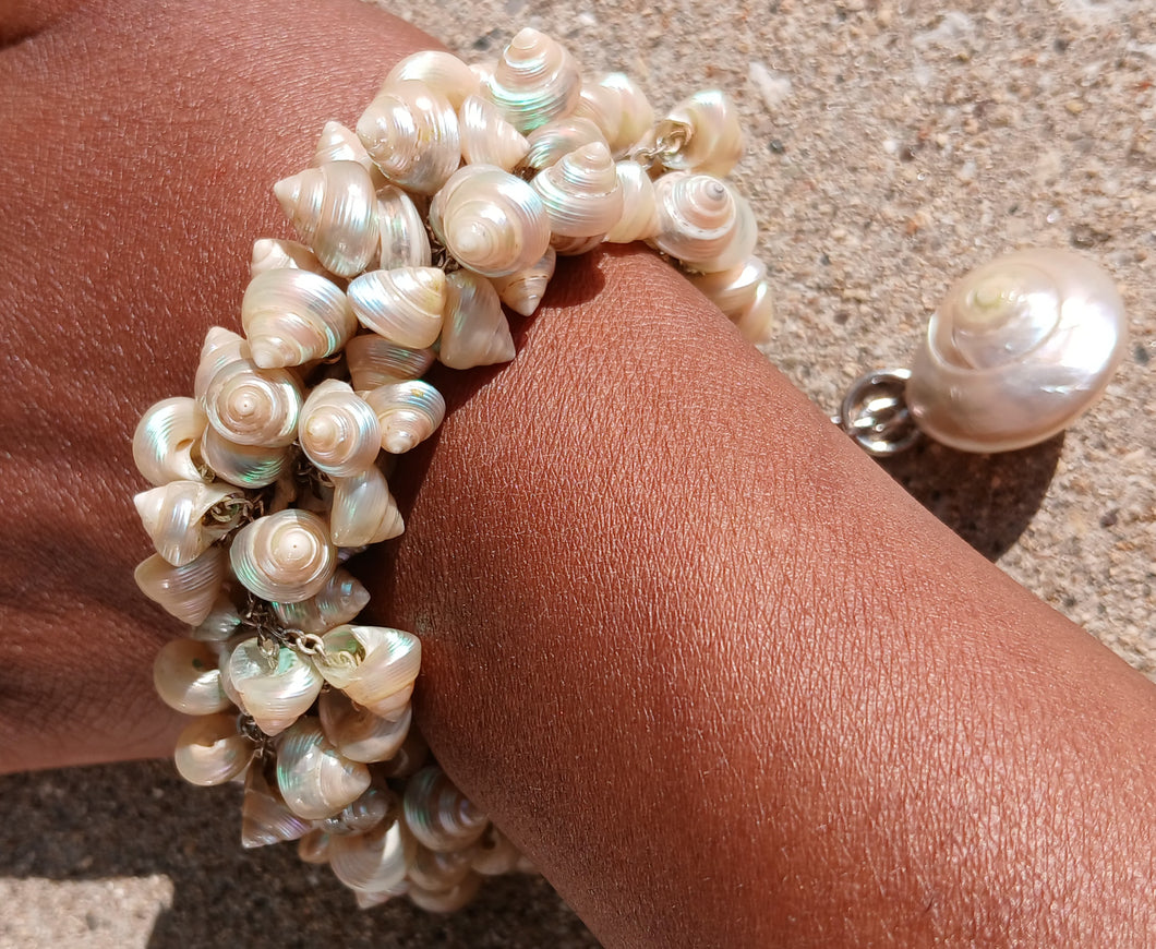beautiful vintage Sea shell bracelet