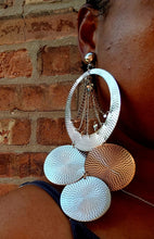 Load image into Gallery viewer, Hammered metal disc and chain tassel clip on earrings
