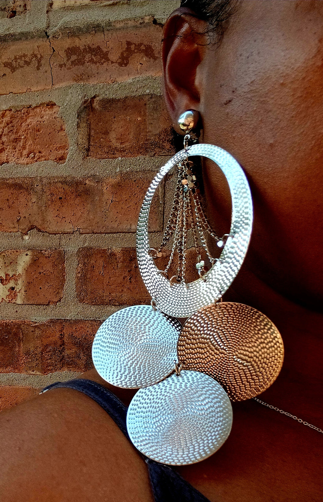 Hammered metal disc and chain tassel clip on earrings