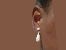 Load image into Gallery viewer, Small faux pearl vintage clip on earrings
